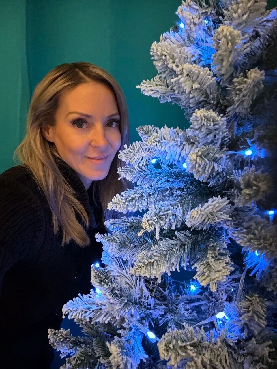Simone Lugner mit Weihnachtsbaum. 