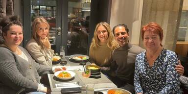 Simone Lugner verbrachte den Opernballabend ganz gem&uuml;tlich bei einem Abendessen mit Freunden und Familie.