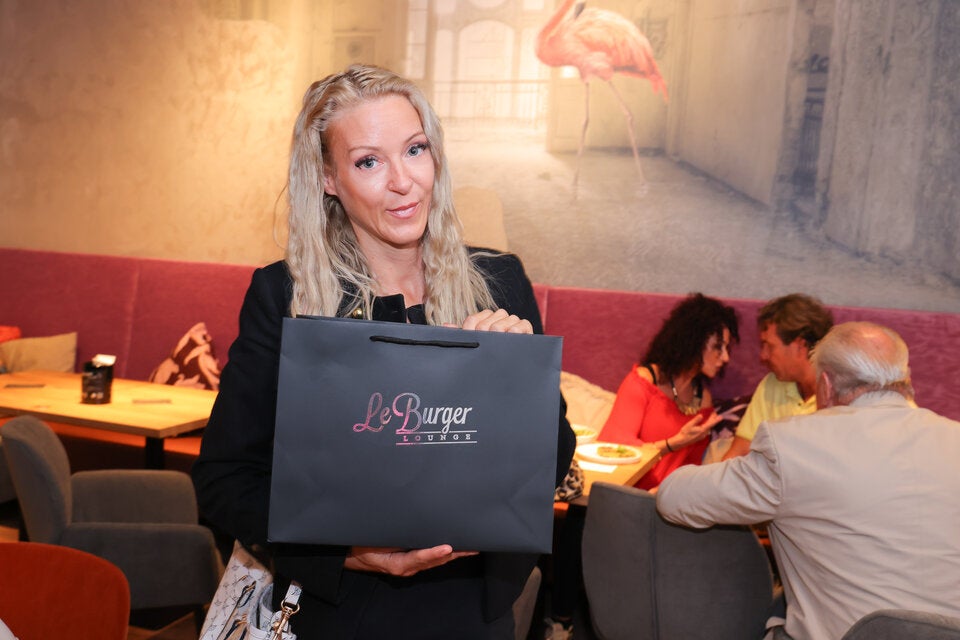 Mausi versteckte sich, sobald sich Simone Lugner näherte. 