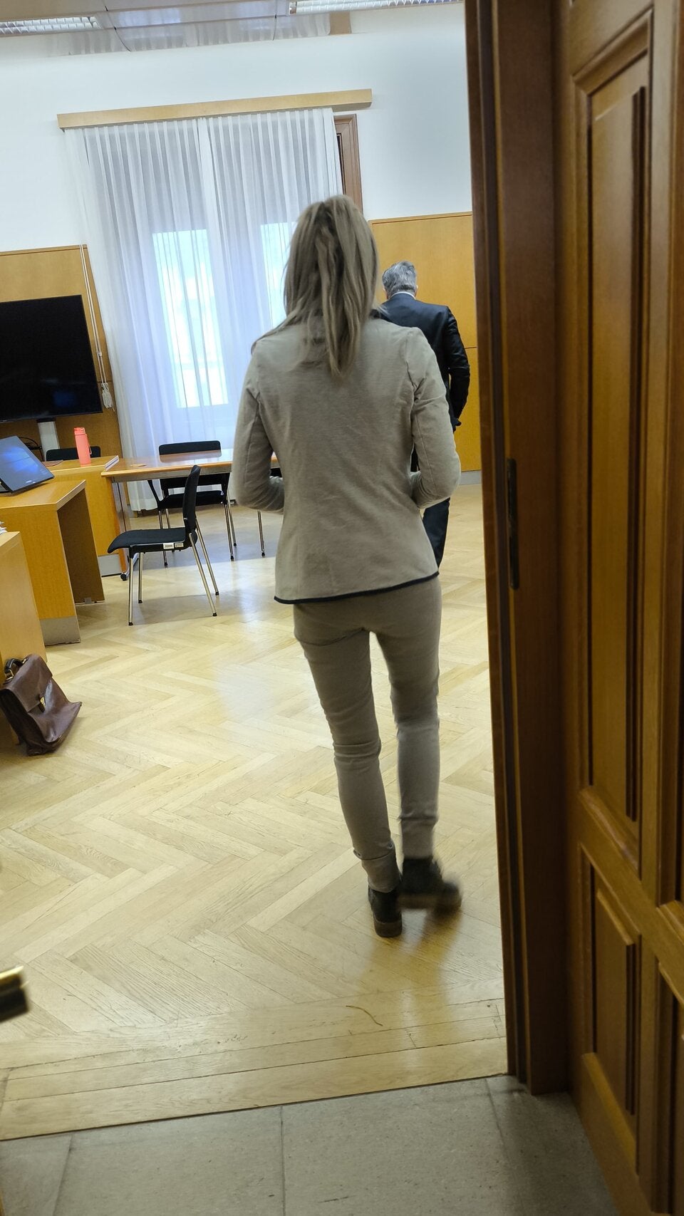 Simone Lugner beim Betreten des Gerichtssaals 