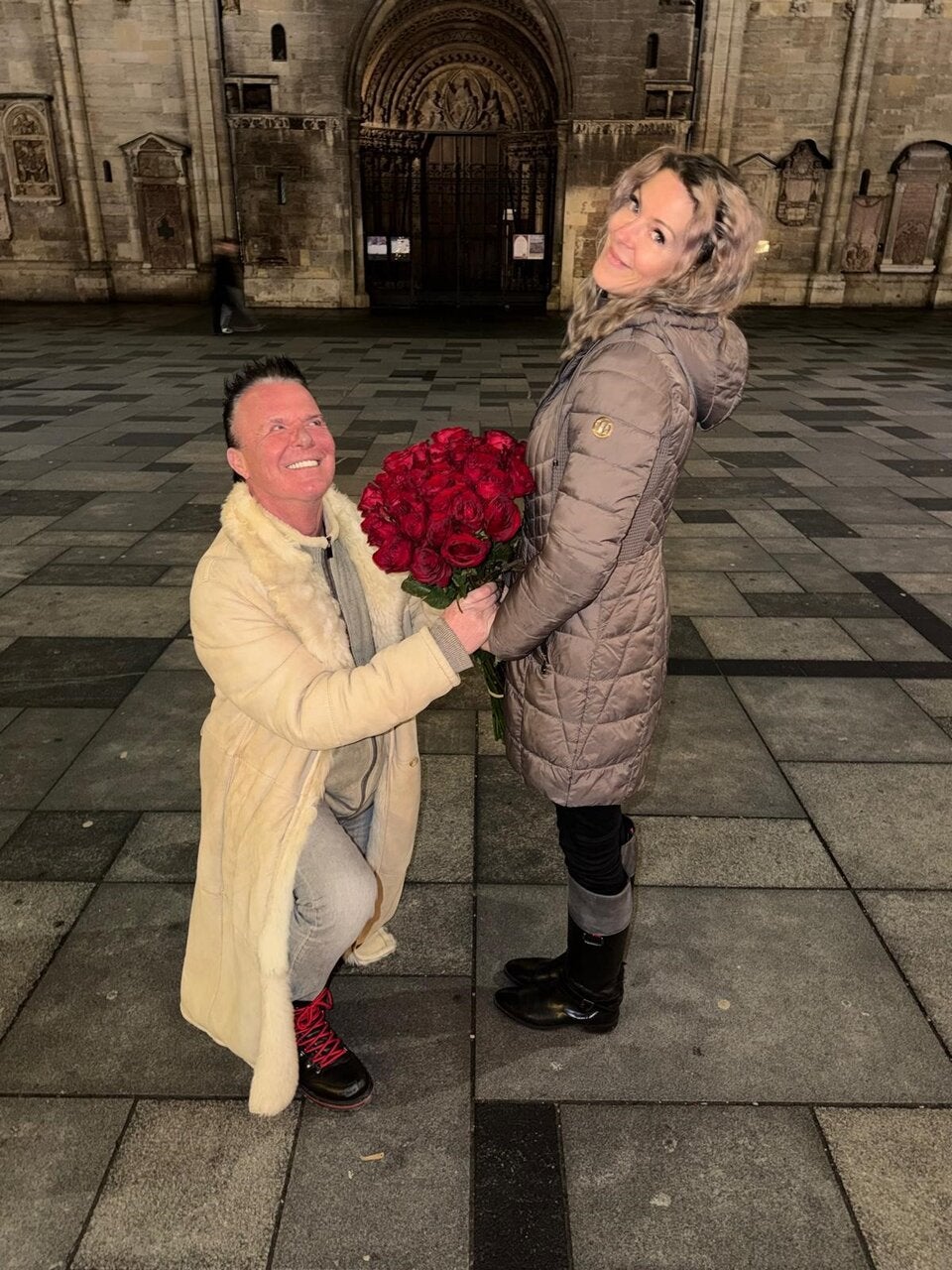 Marcus von Anhalt kniete mit einem Strauß Rosen vor Simone - im Hintergrund der Stephansdom.