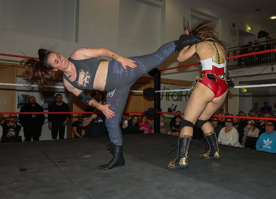 Die Salzburgerin Jessy mit einem Superkick gegen die Ungarin Orsi.