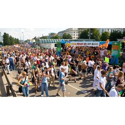 Tausende feiern Homosexuellen- und Transgender-Demo.