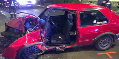 Auto kracht in Feuerwehrhaus