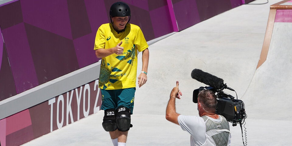 Olympia-Skateboarder räumt Kameramann ab