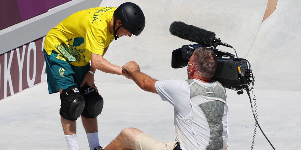 Olympia-Skateboarder räumt Kameramann ab