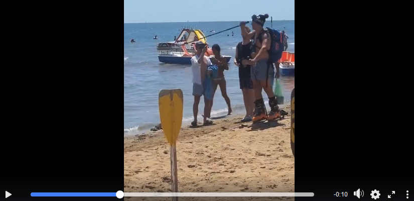 Skitourengeher am Strand von Lignano wird Internet-Hit