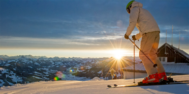 SkiWelt Wilder Kaiser Brixental Skifahrer im Sonnenuntergang