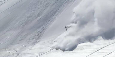 Schweiz: Freeskier entkommt Lawine