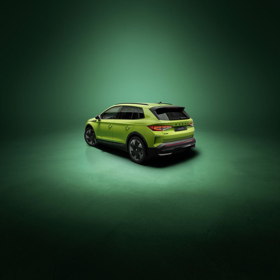 LxBxH: 4.488 x 1.884 x 1.654 mm, 2.765 mm Radstand. 