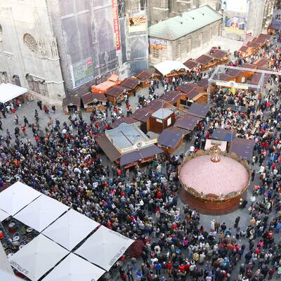 Slackliner läuft über Steffl