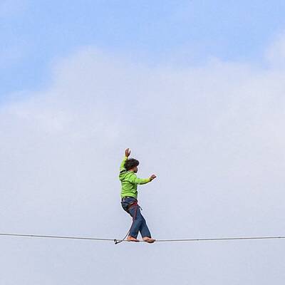 Slackliner läuft über Steffl