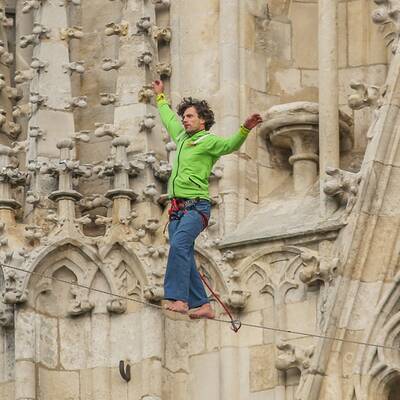 Slackliner läuft über Steffl