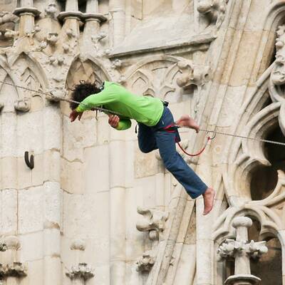 Slackliner läuft über Steffl