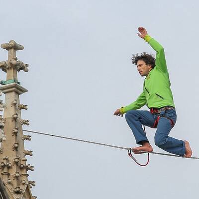 Slackliner läuft über Steffl