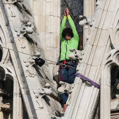 Slackliner läuft über Steffl
