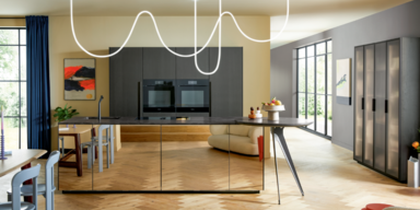 Ganz neu: Moderne K&uuml;chen beeindrucken mit Kochinseln in bronziertem Spiegelglas und setzen stilvolle Akzente&nbsp;