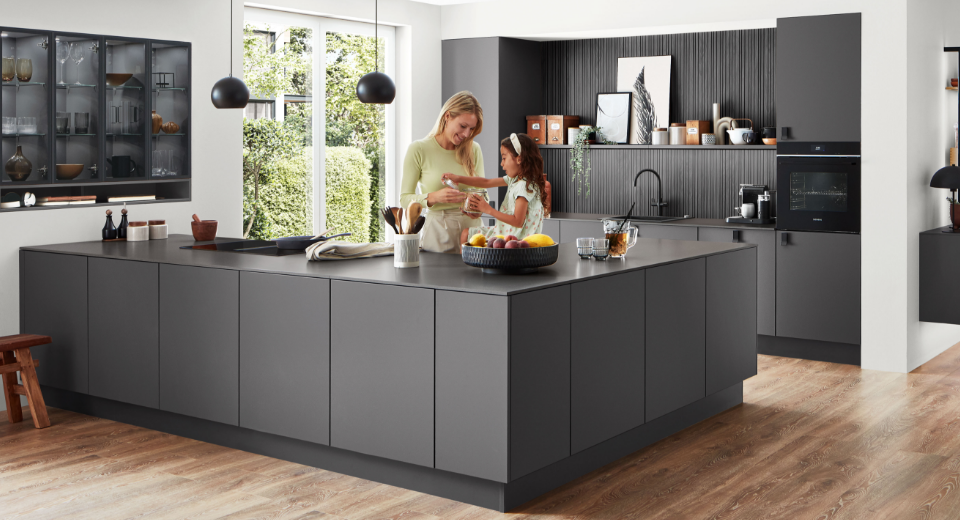 Anti-Fingerprint-Oberflächen mit speziellen Beschichtungen verhindern, dass Fingerabdrücke haften bleiben. 