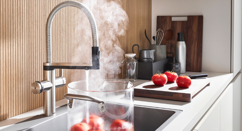Innovative Armaturen liefern auf Knopfdruck gefiltertes, gekühltes oder kochendes Wasser. 