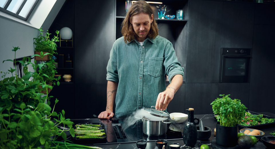 Integrierte Dunstabzüge haben traditionelle Dunstabzugshauben endgültig abgelöst und sorgen für eine aufgeräumte, ästhetisch ansprechende Küchenumgebung. 