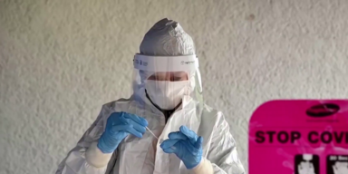 Corona-Test mit Schutzanzug