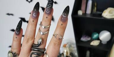 Die schaurig-schönsten Nageldesigns für Halloween 2025