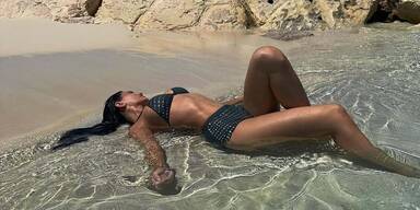 Heiße Bikinigrüße von Hailey Bieber & Co.: Diese Stars läuten den Sommer ein