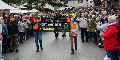 Letzte Generation st&ouml;rt Almabtrieb in Tirol