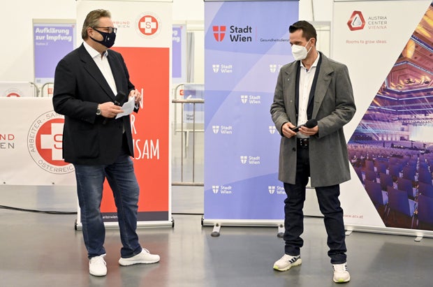 Mückstein zum Auftakt im Impf-Einsatz