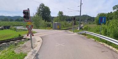 Bahnübergang Klagenfurt Frau Zug