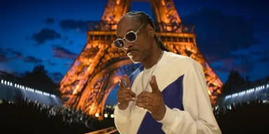 Snoop Dogg trägt die olympische Fackel