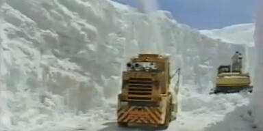 15m hoher Schneekanal in Japan