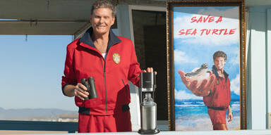 David Hasselhoff schl&uuml;pft wieder in seine Kult-Rolle