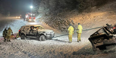 Urlauber mit Auto auf Skipiste steckengeblieben