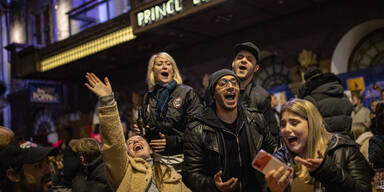 So ausgelassen feiern die Briten die Pub-&Ouml;ffnungen