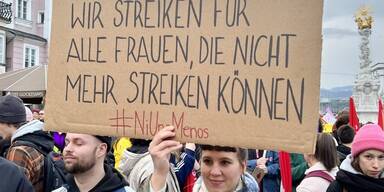 "Enough! Basta! Genug!"-Demo zum Frauentag