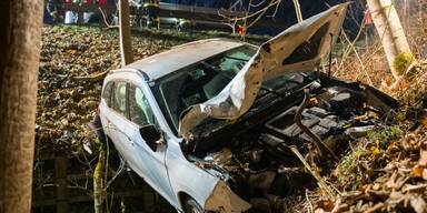 Unfall Sonnberg Auto landet in Bach