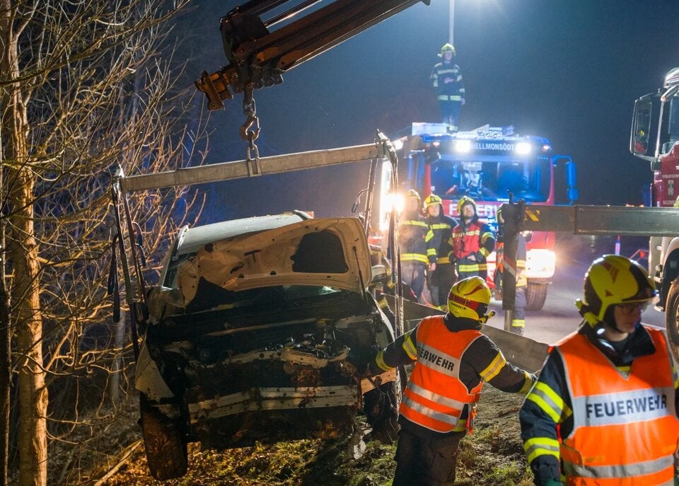 Unfall Sonnberg Auto landet in Bach