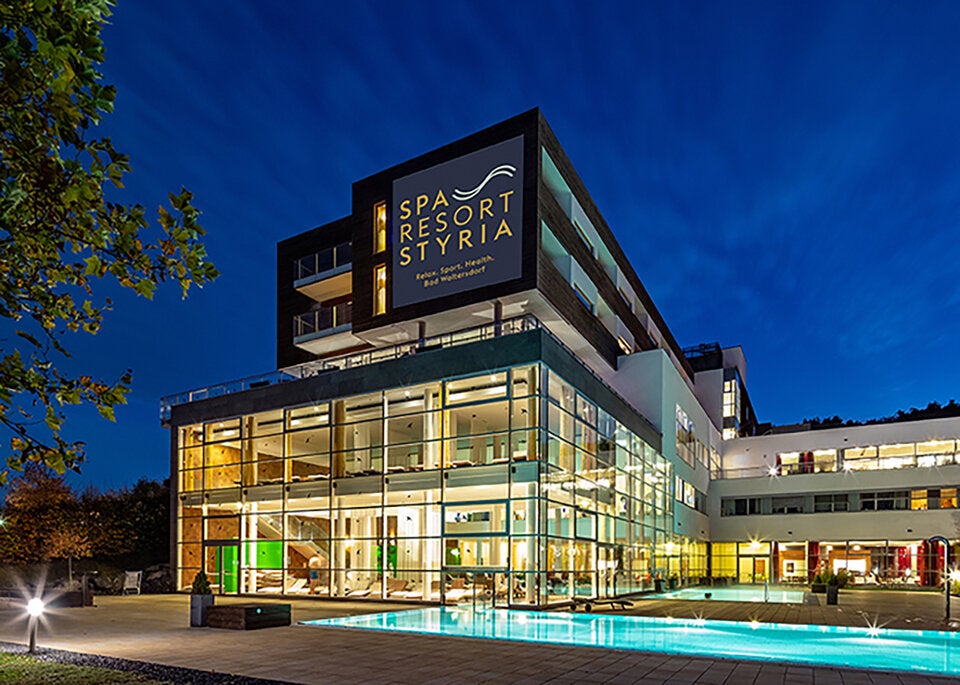 Spa Resort Styria/Bad Waltersdorf. Das idyllische Adults-only-Hotel liegt gegenüber einem 18-Loch-Green.