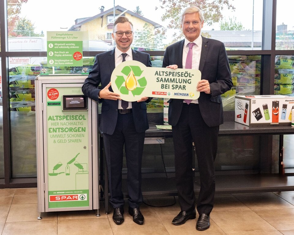Ewald-Marco Münzer, Geschäftsführer der Münzer Bioindustrie GmbH, und Hans K. Reisch, Vorstandsvorsitzender von SPAR Österreich, setzen mit Sammelautomaten für Altspeiseöl in allen EUROSPAR-, INTERSPAR- und Maximarkt-Standorten gemeinsam auf Kreislaufwirtschaft.