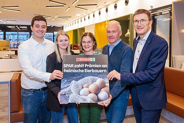 Verleihung der Eierprämie: Lukas Schreiner (Schreiner GmbH), Jana Fasching, Luiza Prand-Stritzko und Erich Prand-Stritzko (Prand-Stritzko) und Alois Huber (SPAR-Geschäftsführer Wien, Niederösterreich und nördl. Burgenland) v. l. n. r.