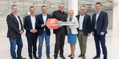 Schl&uuml;ssel&uuml;bergabe im A1 Next Generation Datacenter (v.l.n.r).: Michael Schusser (A1), Manfred Traum&uuml;ller (Managing Director HPE Austria), A1 CCO Enterprise Martin Resel, SPAR ICS-Gesch&auml;ftsf&uuml;hrer Andreas Kranabitl, A1 Large Enterprise Leiterin Juliane Rainer-Oitzinger, Thomas Thalhammer, Bereichsleiter SPAR ICS, SPAR ICS CTO Max Ehammer.