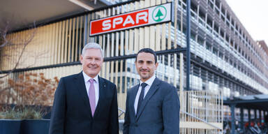 SPAR-Vorstandsvorsitzender Hans K. Reisch freut sich auf die Zusammenarbeit mit dem Sicherheitsmanager und Ex-Direktor der Direktion Staatschutz und Nachrichtendienst &Ouml;sterreichs (DSN) Omar Haijawi-Pirchner.