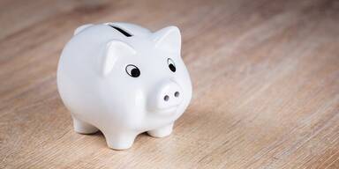 M&auml;dchen (7) leert Sparschwein f&uuml;r Schutzweste