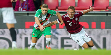 Maximilian Ullmann (Rapid) gegen Borek Dockal (Sparta Prag) im Zweikampf