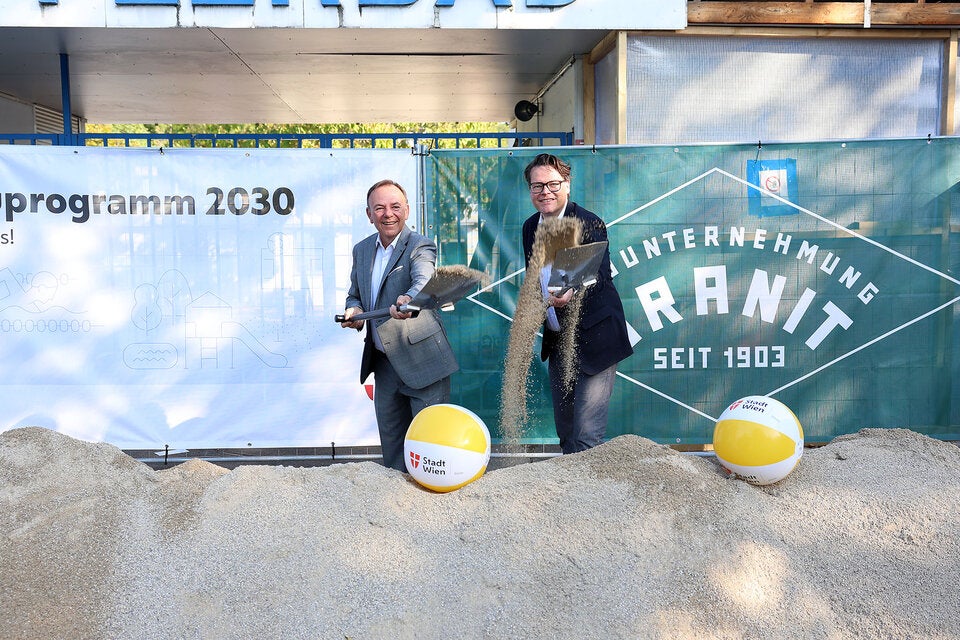 Spatenstich zur neuen Schwimmhalle für das Höpflerbad mit Bezirksvorsteher Gerald Bischof und Stadtradt Jürgen Czernohorszky. 