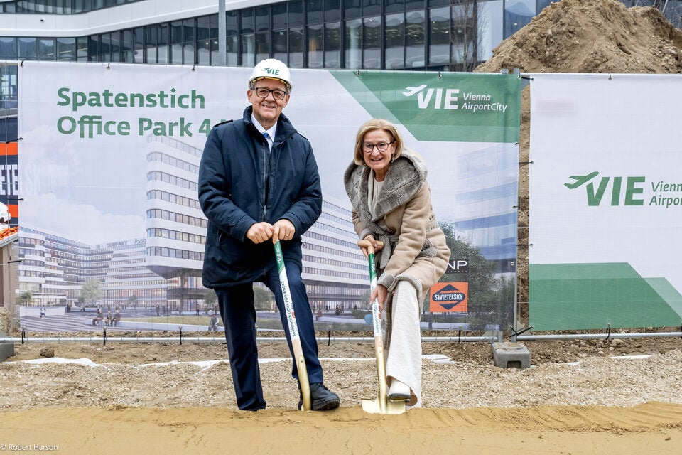 Spatenstich 1: (v.l.n.r.) Günther Ofner, Vorstand der Flughafen Wien AG und NÖ Landeshauptfrau Johanna Mikl-Leitner