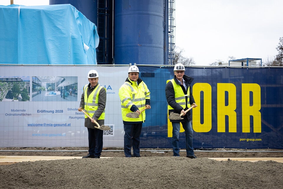 Bezirksvorsteher Gerald Bischof, PORR CEO Karl.Heinz Strauss und Coinvestor Alexander Schütz.