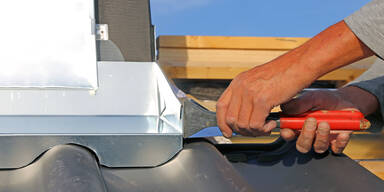 Spengler arbeitet am Dach