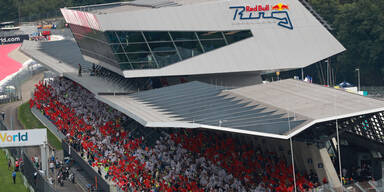 Spielberg: Tribühne mit rot-weiß-roter Fan-Choreo am Red-Bull-Ring